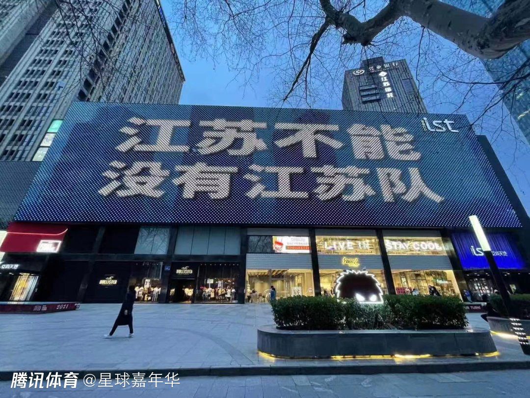 开场后广厦内外开花迅速建立起领先优势，不过在高登的得分和串联下四川也发起攻势咬住比分，首节两队大打对攻战。